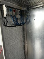 Energiespeicher-Schrank 1400x1000x400 Thermoisoliert Beheizt Belüftet Thermostatische Steuerung Pulverbeschichtet Schranksockel IP55 Batteriespeicher-Schrank Batterieschrank Photovoltaik