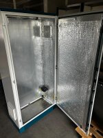 Energiespeicher-Schrank 1400x1000x400 Thermoisoliert Beheizt Belüftet Thermostatische Steuerung Pulverbeschichtet Schranksockel IP55 Batteriespeicher-Schrank Batterieschrank Photovoltaik