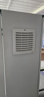 Energiespeicher-Schrank 1400x1000x400 Thermoisoliert Beheizt Belüftet Thermostatische Steuerung Pulverbeschichtet Schranksockel IP55 Batteriespeicher-Schrank Batterieschrank Photovoltaik